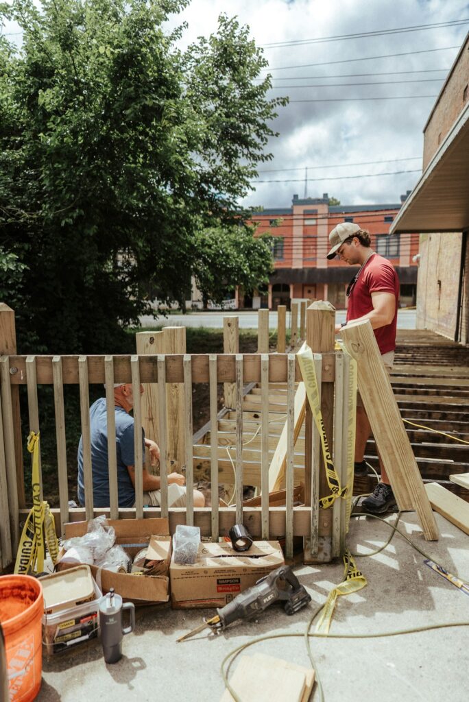 Chantier de construction d'une clôture en bois