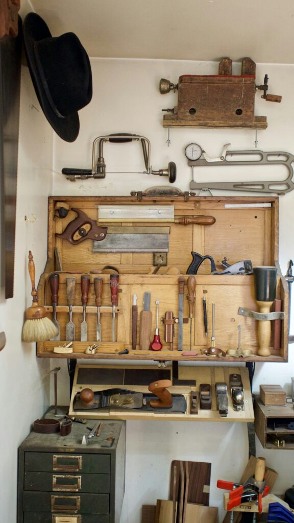 Mur d'outils à main dans un atelier