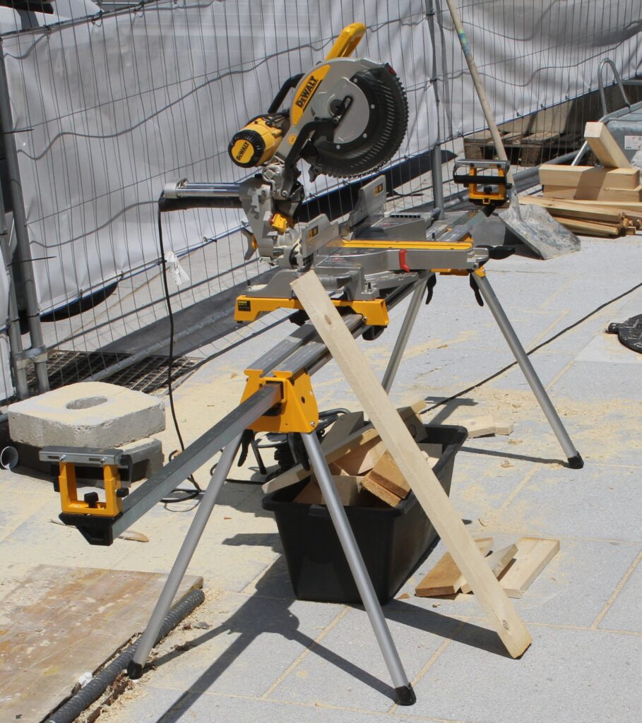 Scie à onglet DeWalt installée sur son support