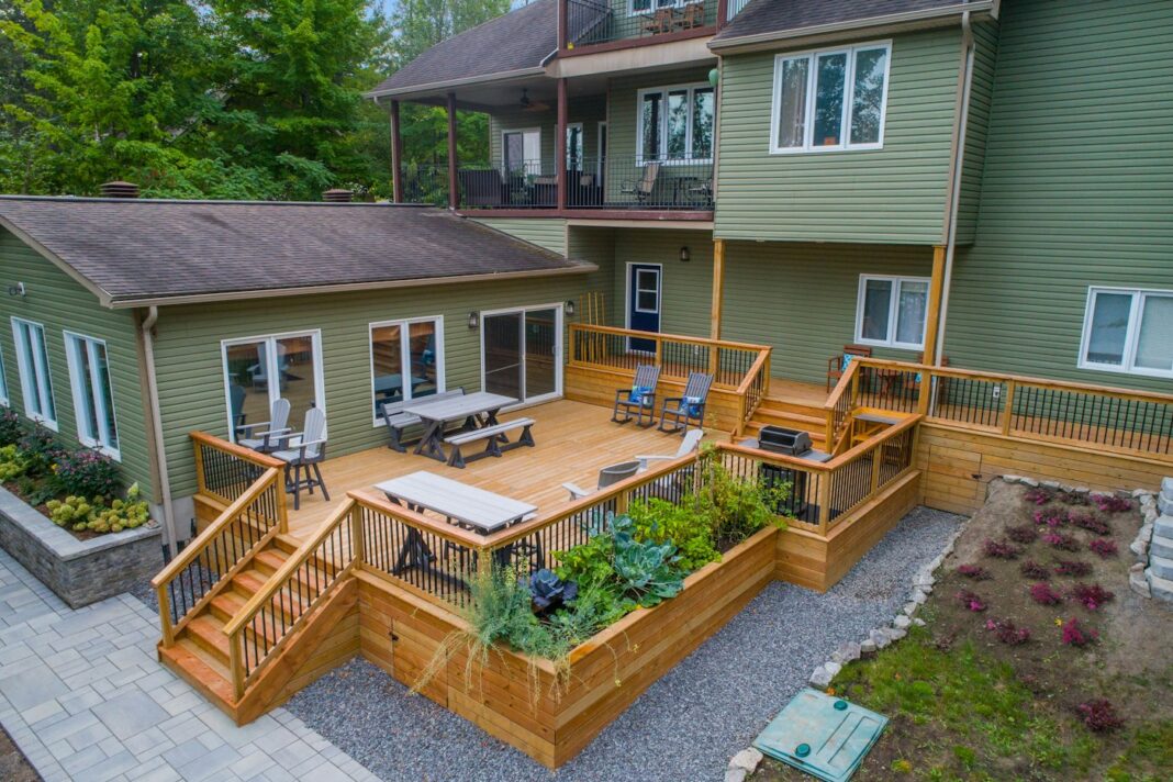 Terrasse en bois avec escalier Terrasse en bois avec escalier